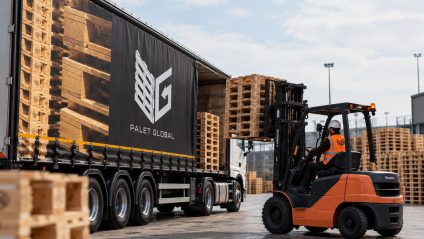 Forklift ile Palet Global tırına ahşap palet yüklemesi